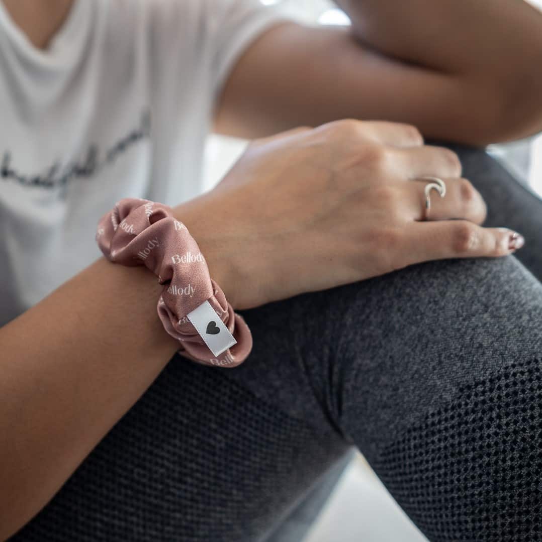 Eleganter Seiden-Haargummi in Rosa – elegante Seide & starker Halt-Haargummis-Bellody-LAPONDO