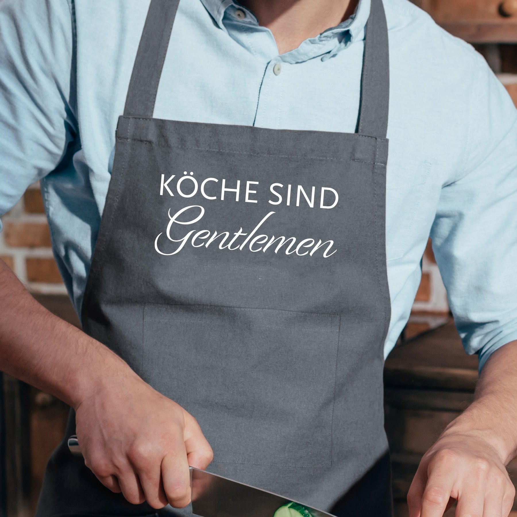 Handbedruckte Küchenschürze grau, KÖCHE SIND Gentlemen-Schürzen-17;30 HAMBURG-LAPONDO