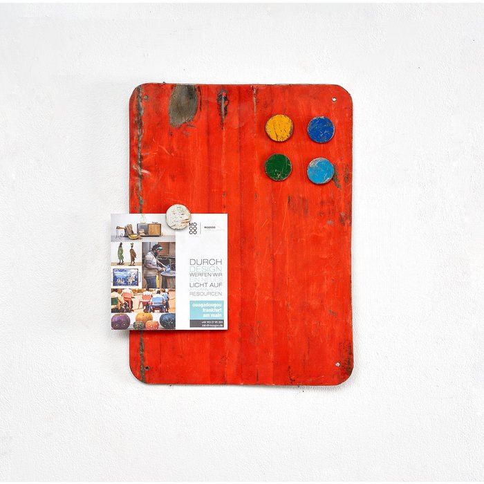 Magnettafel in Rot aus recycelten Ölfässern mit 5 bunten Magneten-Magnettafel-Moogoo Creative Africa-LAPONDO